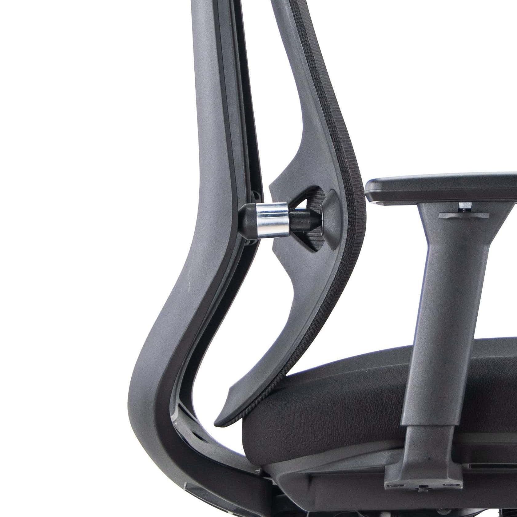 Detail síťované opěrky židle NOBRIUM – ergonomická konstrukce
