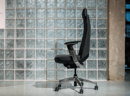 ALUMINUM židle v kancelářském prostředí – ergonomie v praxi